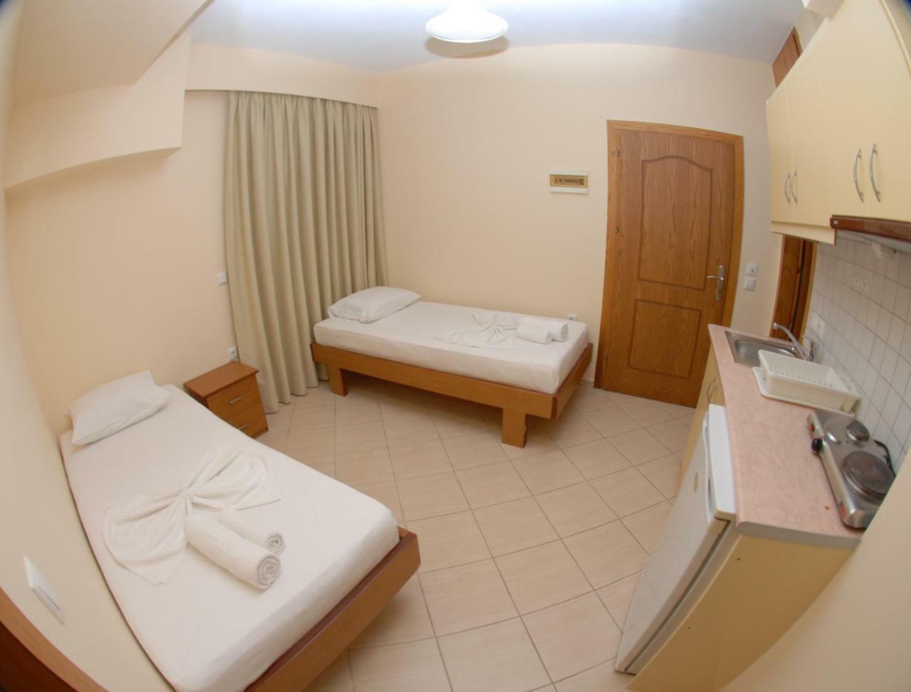 Nikos Hotel And Apartments Саранда Экстерьер фото